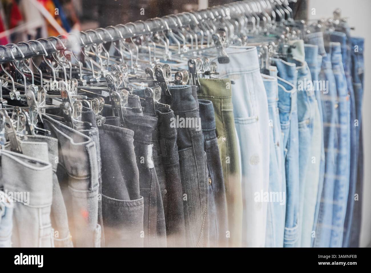 Ein Regal mit Second-Hand-Jeans auf dem Brick Lane Market in London Stockfoto