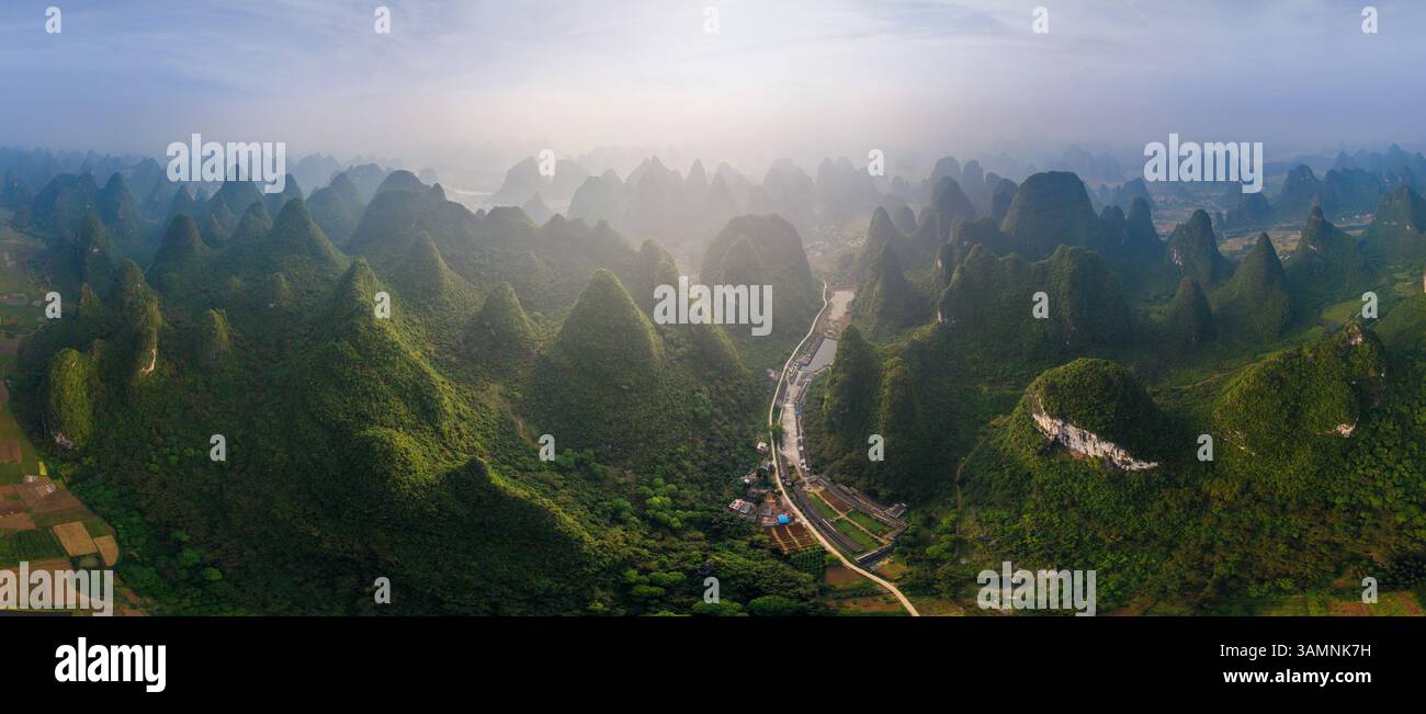 Panoramablick auf die Guilin Mountains, China Stockfoto
