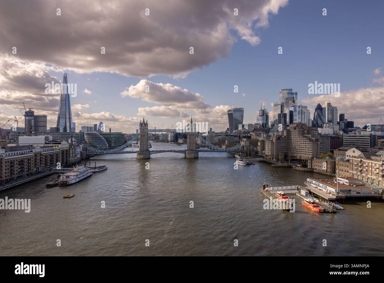Ein Drohnenbild der Stadt London aus Wapping mit Blick auf die Tower Bridge Stockfoto