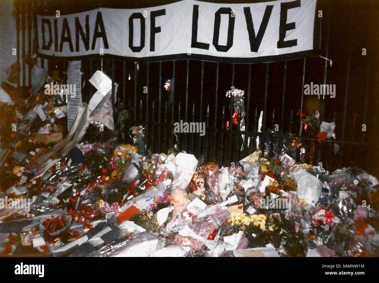 Tribut an Diana, Prinzessin von Wales, in Kensington Gardens nach ihrem Tod im September 1997. Diana der Liebe Banner und Blumen in der Nacht Stockfoto