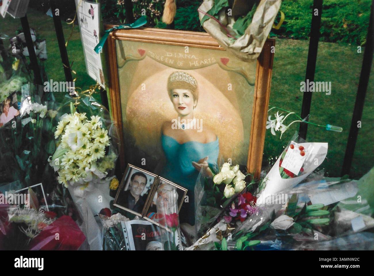 Tribut an Diana, Prinzessin von Wales, in Kensington Gardens nach ihrem Tod im September 1997. Diana, Herzkönigin, umrahmte Gemälde zwischen Blumen Stockfoto