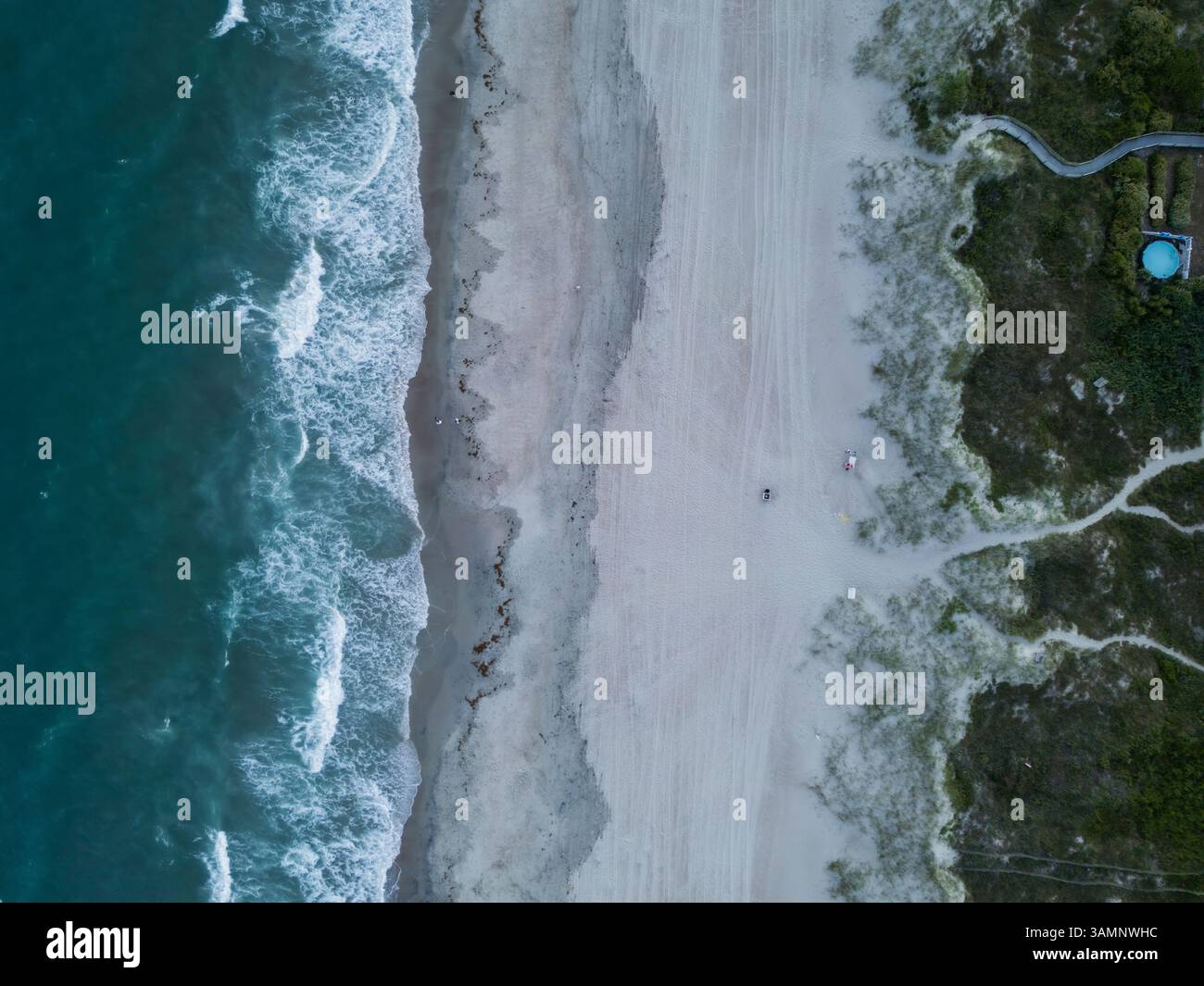 Blick aus der Vogelperspektive auf wunderschöne Dünen und Wellen entlang des Sandstrandes am Atlantischen Ozean, Atlantic Beach, USA. Stockfoto