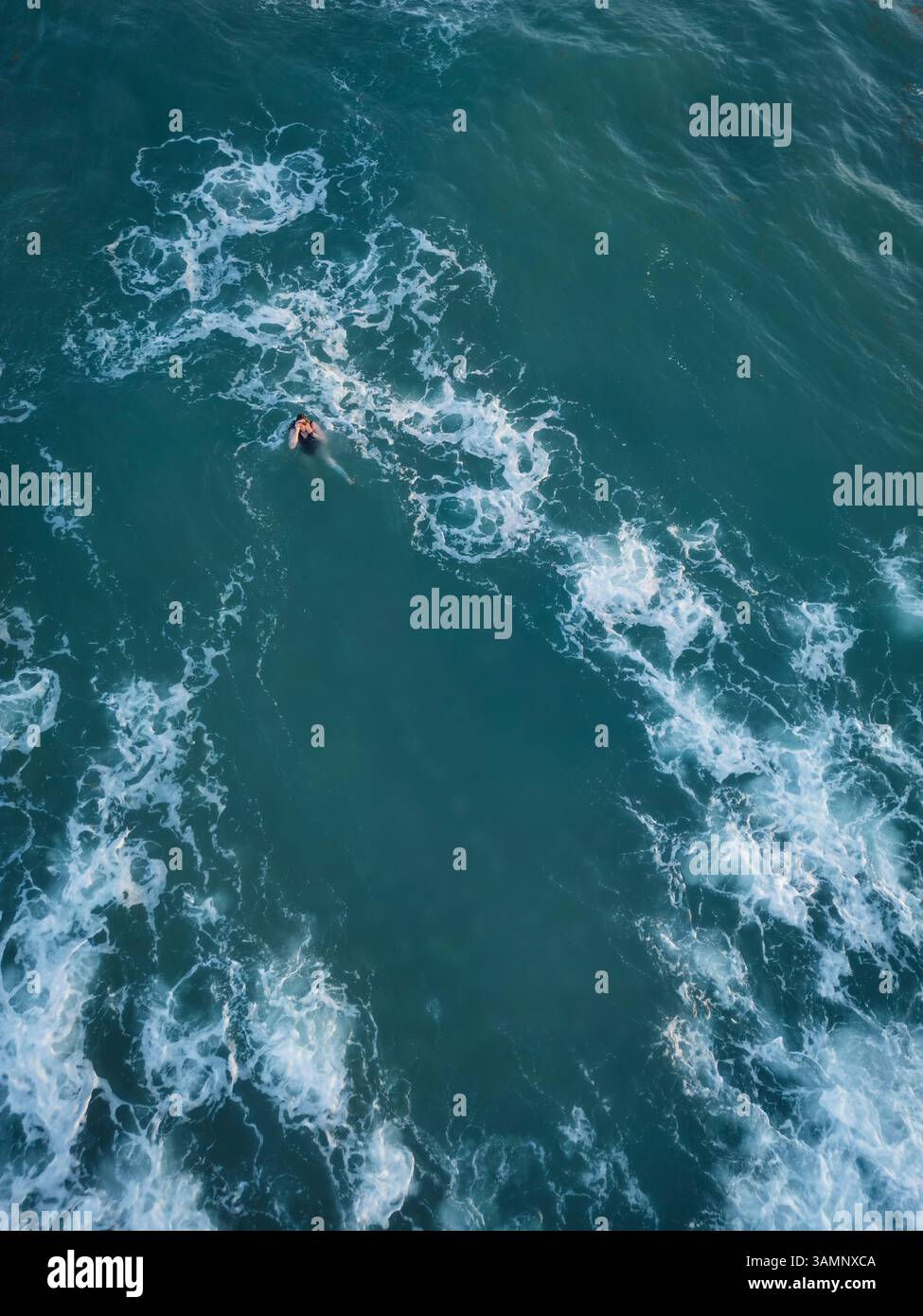 Aus der Vogelperspektive eines wunderschönen Surfers, der Wellen im Atlantischen Ozean, Atlantic Beach, USA reitet. Stockfoto