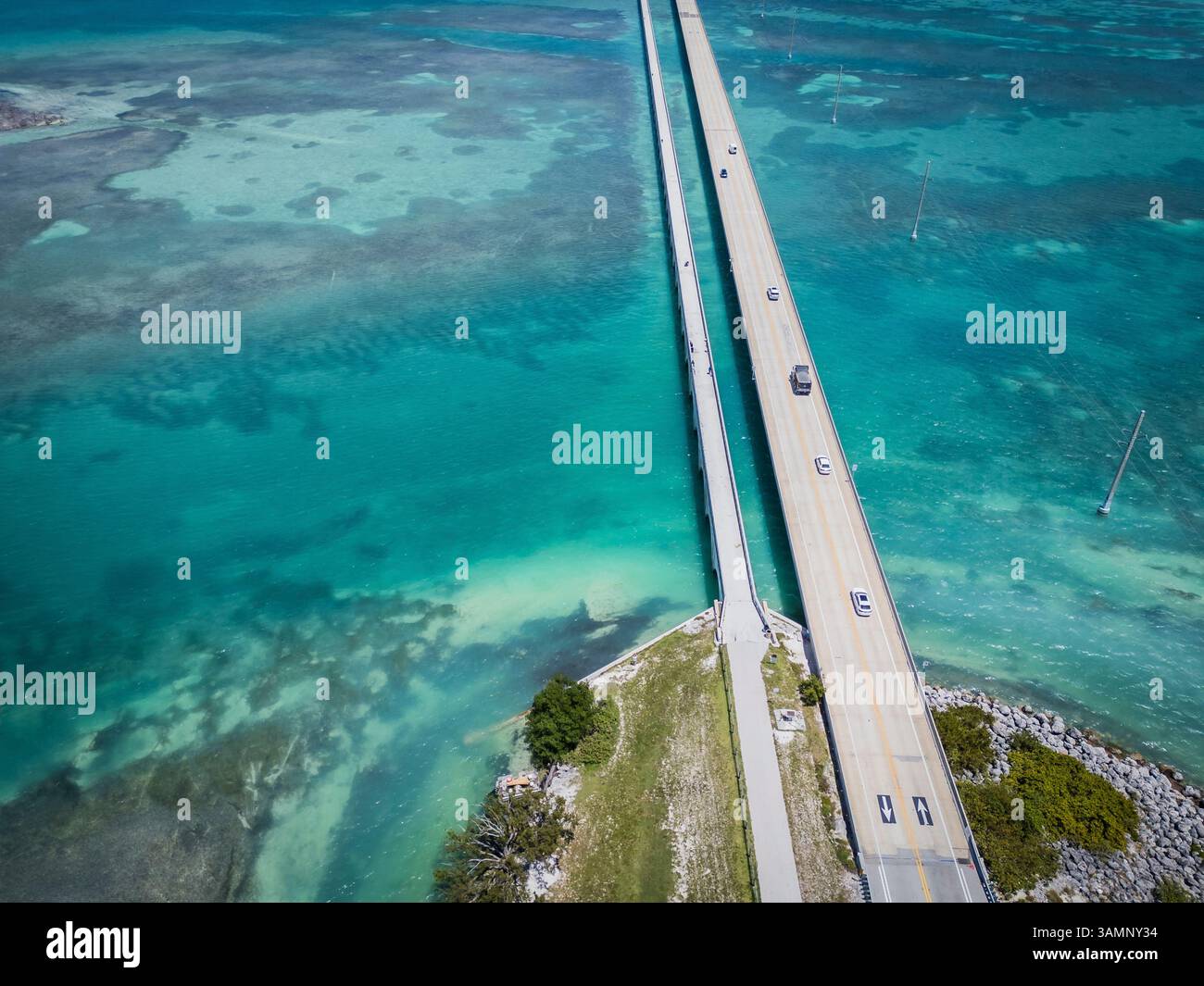 Blick aus der Vogelperspektive auf Übersee Highway und Brückenstraße umgeben von blauem Wasser und den Golf von Mexiko, Summerland Key, USA. Stockfoto