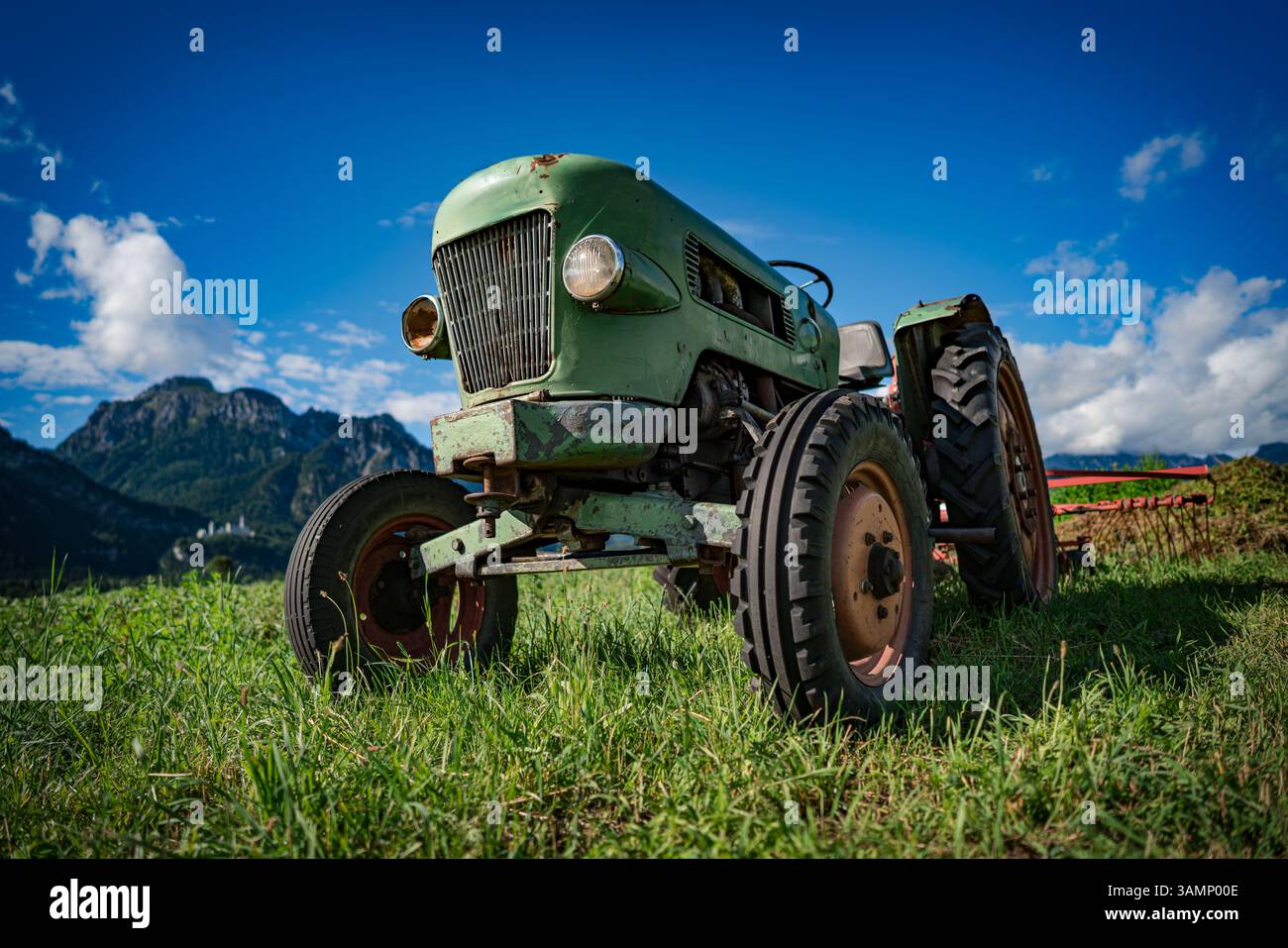 Alten Traktor auf den Bergwiesen Stockfoto