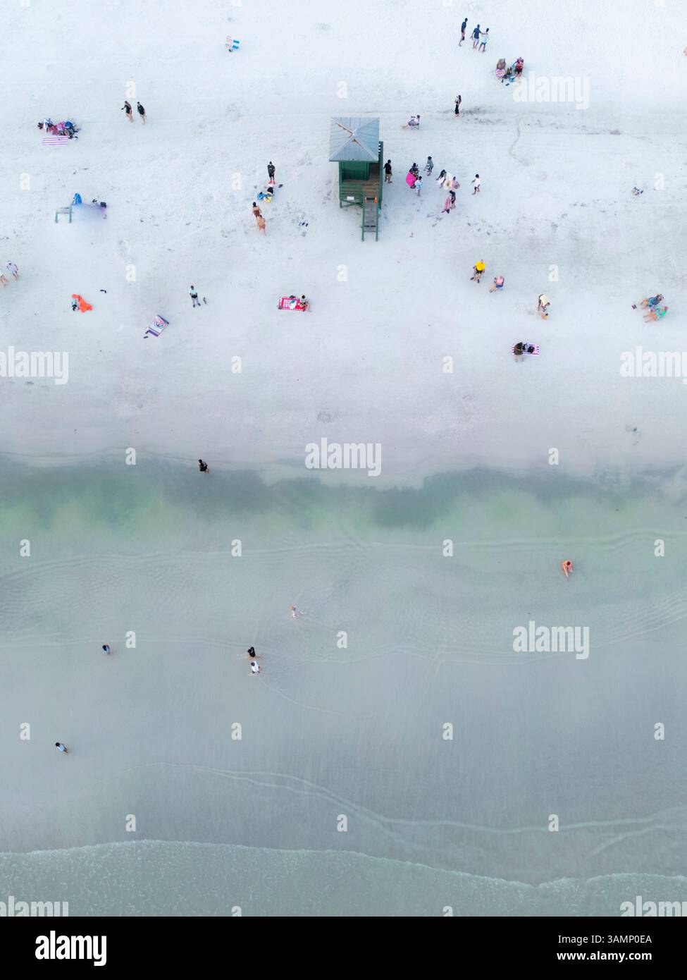 Aus der Vogelperspektive auf das farbenfrohe Rettungsschwimmerhaus und die Menschen am Sandstrand am Golf von Mexiko, Siesta Key, USA. Stockfoto