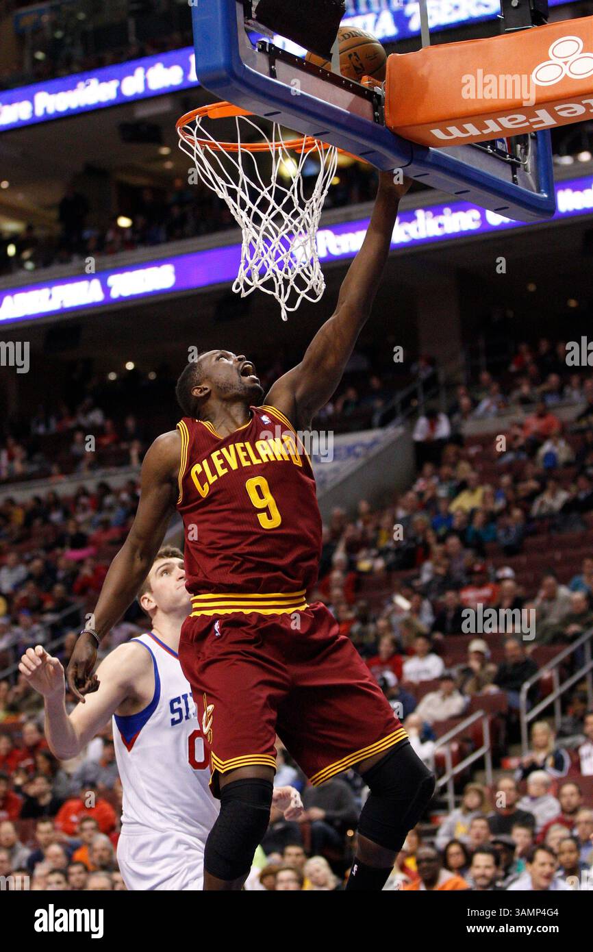 18. Februar 2014: Cleveland Cavaliers kleiner Stürmer Luol Deng (9) im NBA-Spiel zwischen den Cleveland Cavaliers und den Philadelphia 76ers im Wells Fargo Center in Philadelphia, Pennsylvania. Die Cavaliers gewannen 114:85. Christopher Szagola/Cal Sport Media(Bild: © Chris Szagola/Cal Sport Media/ZUMAPRESS.com) Stockfoto