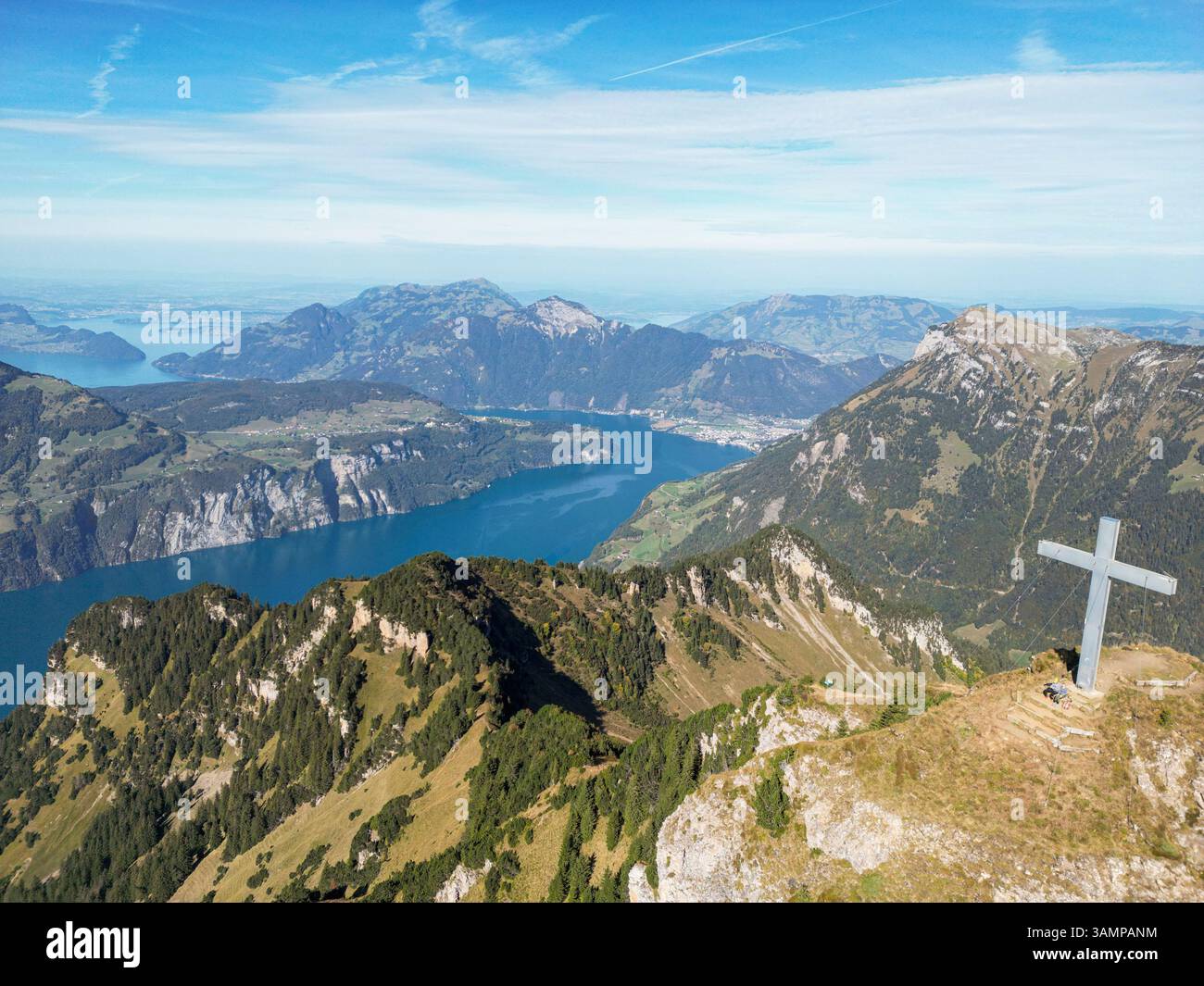 Luftaufnahme des Vierwaldstättersees vom Gipfel des Berges Rophaien, Kanton URI, Fluelen, Schweiz. Stockfoto