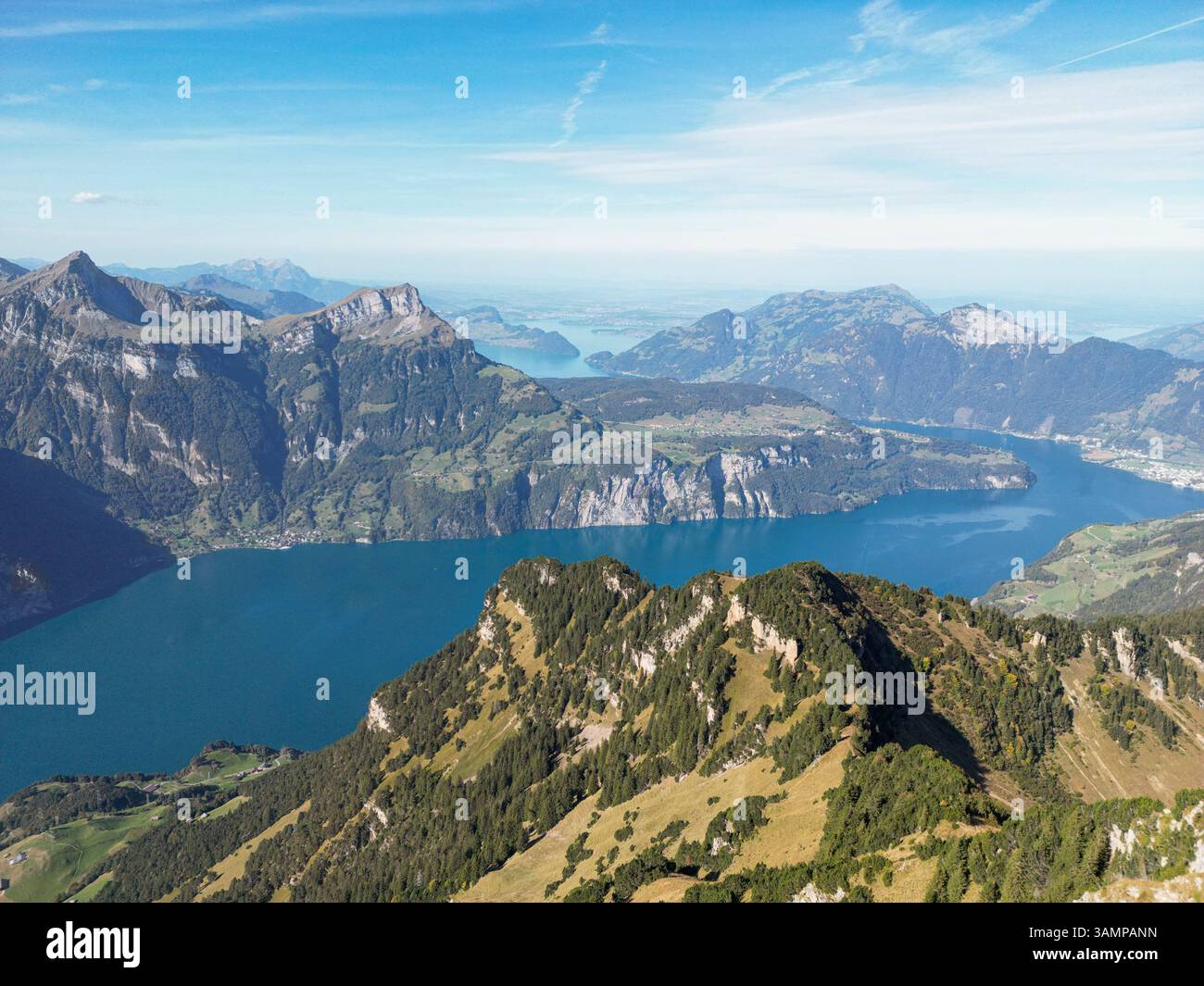 Luftaufnahme des Vierwaldstättersees vom Gipfel des Berges Rophaien, Kanton URI, Fluelen, Schweiz. Stockfoto