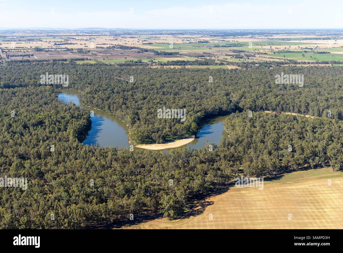 Blick aus der Vogelperspektive auf den ruhigen Fluss, der sich durch unberührte Wälder und Bäume in abgelegener Landschaft schlängelt, Boomanoomana, Australien. Stockfoto