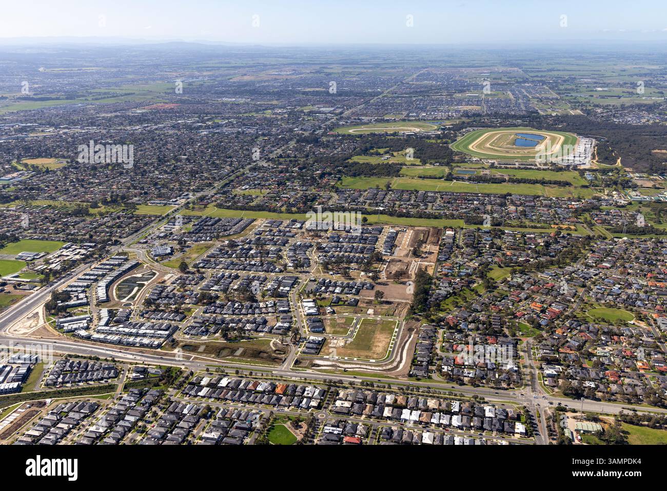 Aus der Vogelperspektive des Vorstadtviertels mit modernen Häusern und Straßen, Cranbourne West, Australien. Stockfoto