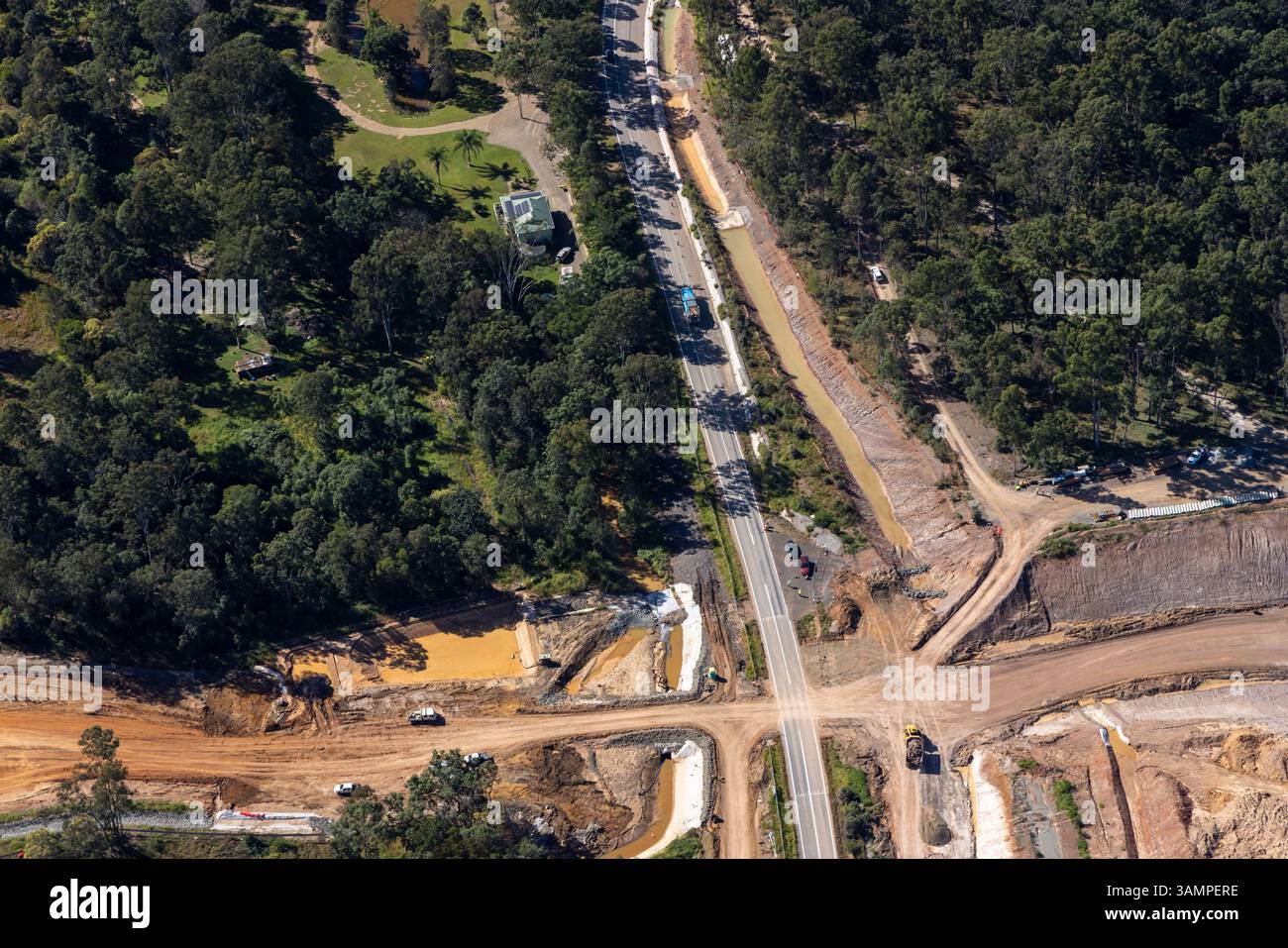 Blick aus der Vogelperspektive auf eine Baustelle, umgeben von Grün und Bäumen, Victory Heights, Queensland, Australien. Stockfoto