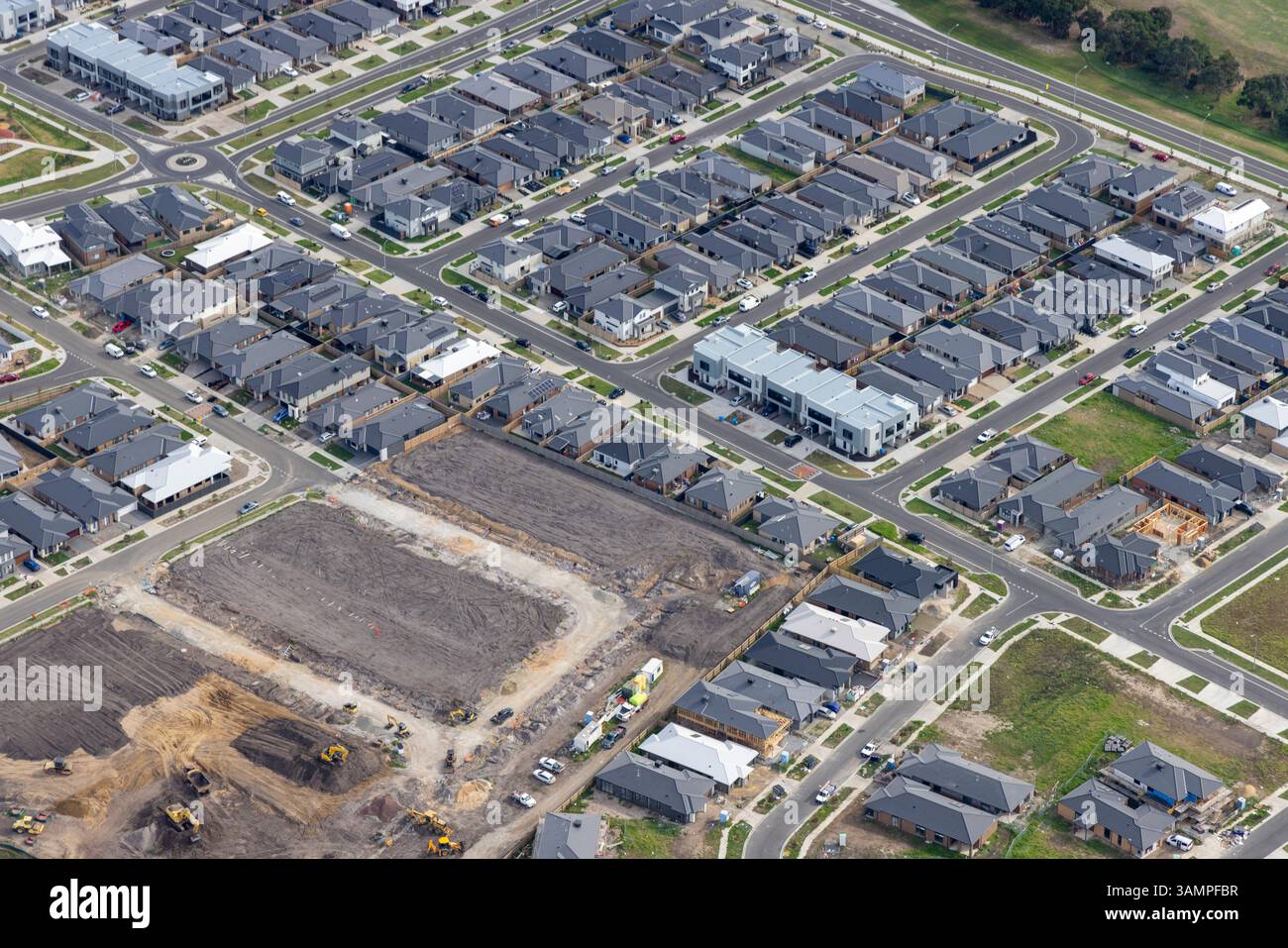 Luftaufnahme der vorstädtischen Wohnsiedlung mit modernen Häusern und Baustelle, Cranbourne South, Victoria, Australien. Stockfoto