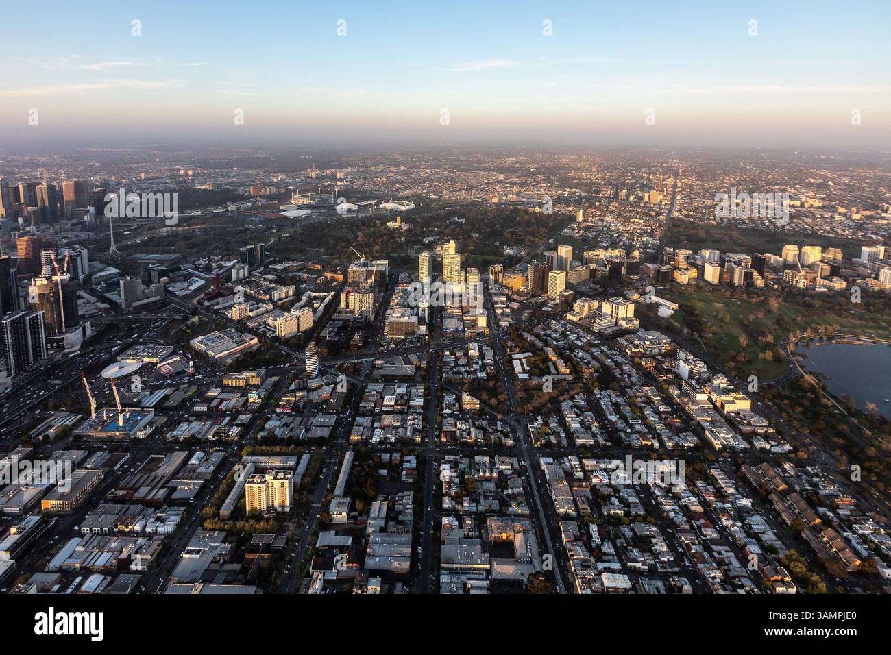 Blick von South Melbourne aus der Vogelperspektive nach Osten bei Sonnenuntergang, Austrialia. Stockfoto