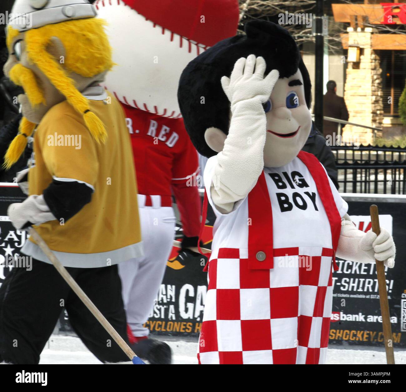 Januar 2014 - Cincinnati, Ohio, USA S - Mascot Bobs Big Boy reagierte bei der Teilnahme am jährlichen Spiel der Broomball Mascot Ausstellung. Am Fountain Square in Cincinnati, Ohio. Am Samstag, den 18. Januar 2014, nehmen Maskottinnen und Maskottinnen von lokalen Colleges, Sportmannschaften und Veranstaltungen im Rahmen der jährlichen Veranstaltung in Downtown Cincinnati auf das Eis. (Bild: © Ernest Coleman/ZUMAPRESS.com) Stockfoto