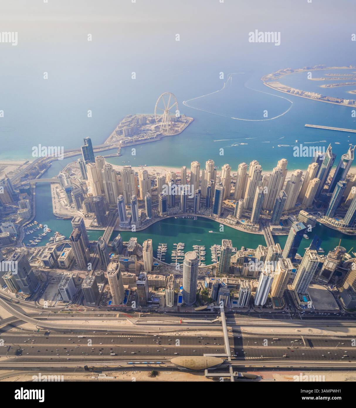 Luftaufnahme von Dubai Marina und Bluewaters Island in Dubai, USA Stockfoto