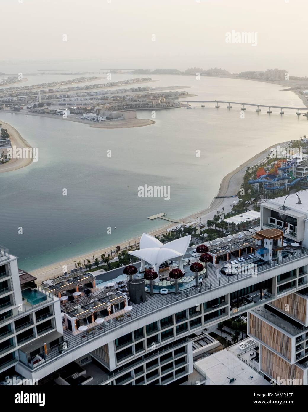 Dubai, Vereinigte Arabische Emirate - 6. Februar 2023: Aus der Vogelperspektive Atlantis The Royal, Hotel, Palm Jumeirah mit türkisfarbenem Meer und modernen Wolkenkratzern, Stockfoto