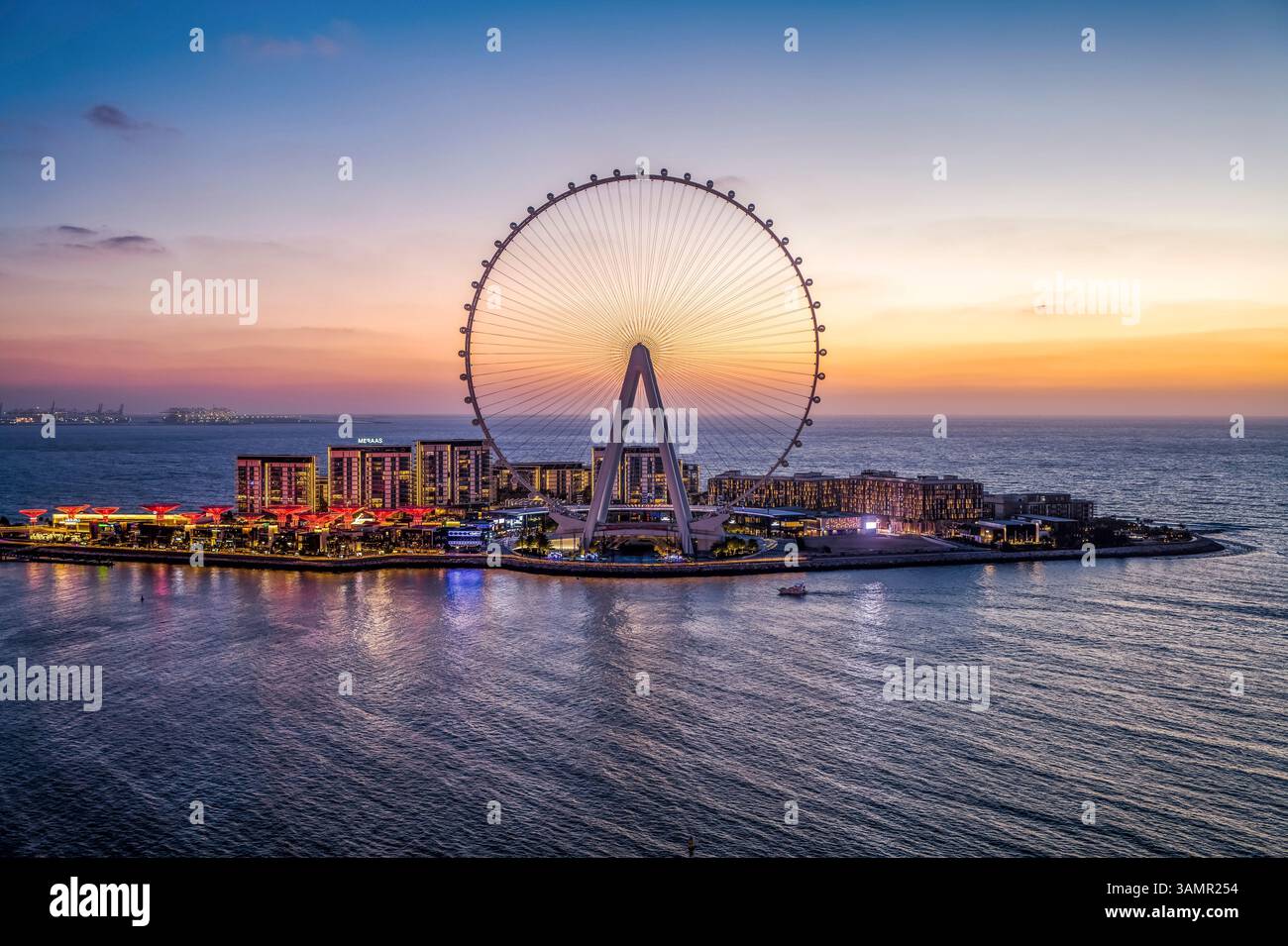 Blick aus der Vogelperspektive auf die Marina von Dubai mit dem Ain Dubai Riesenrad bei Sonnenuntergang, Vereinigte Arabische Emirate. Stockfoto