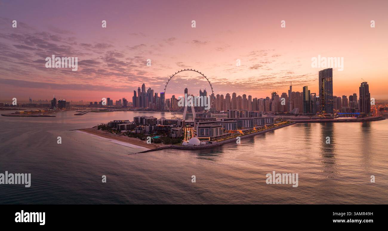 Panoramablick auf die Skyline von Dubai bei Sonnenuntergang mit Ain Dubai im Vordergrund, dem größten Riesenrad der Welt, Dubai, Vereinigte Arabische Emirate. Stockfoto