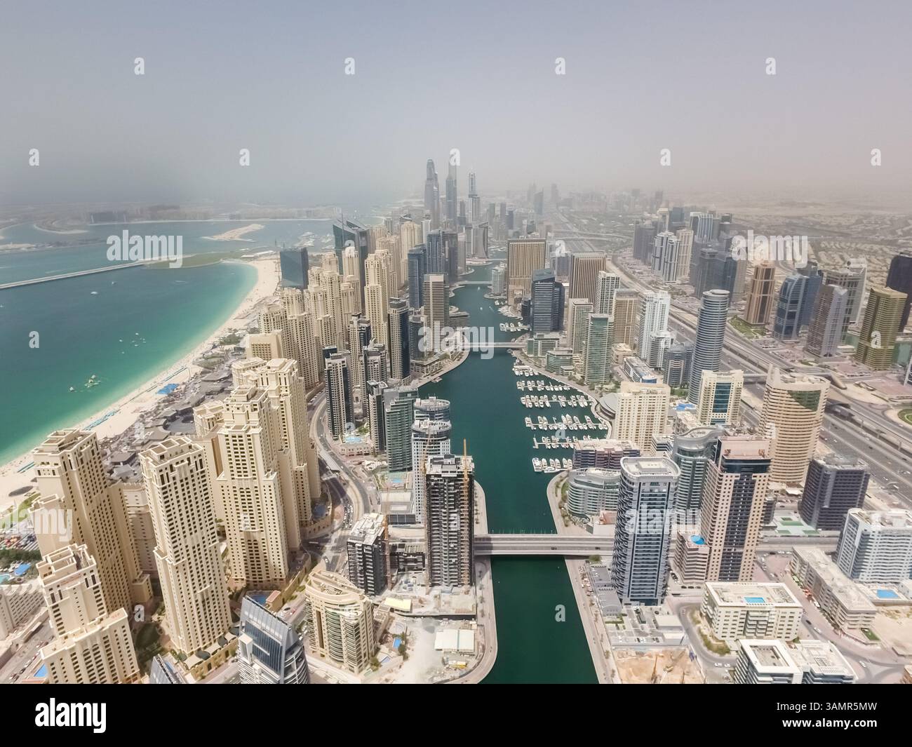 Luftaufnahme der Wolkenkratzer und des Hafens in Dubai, Vereinigte Arabische Emirate. Stockfoto