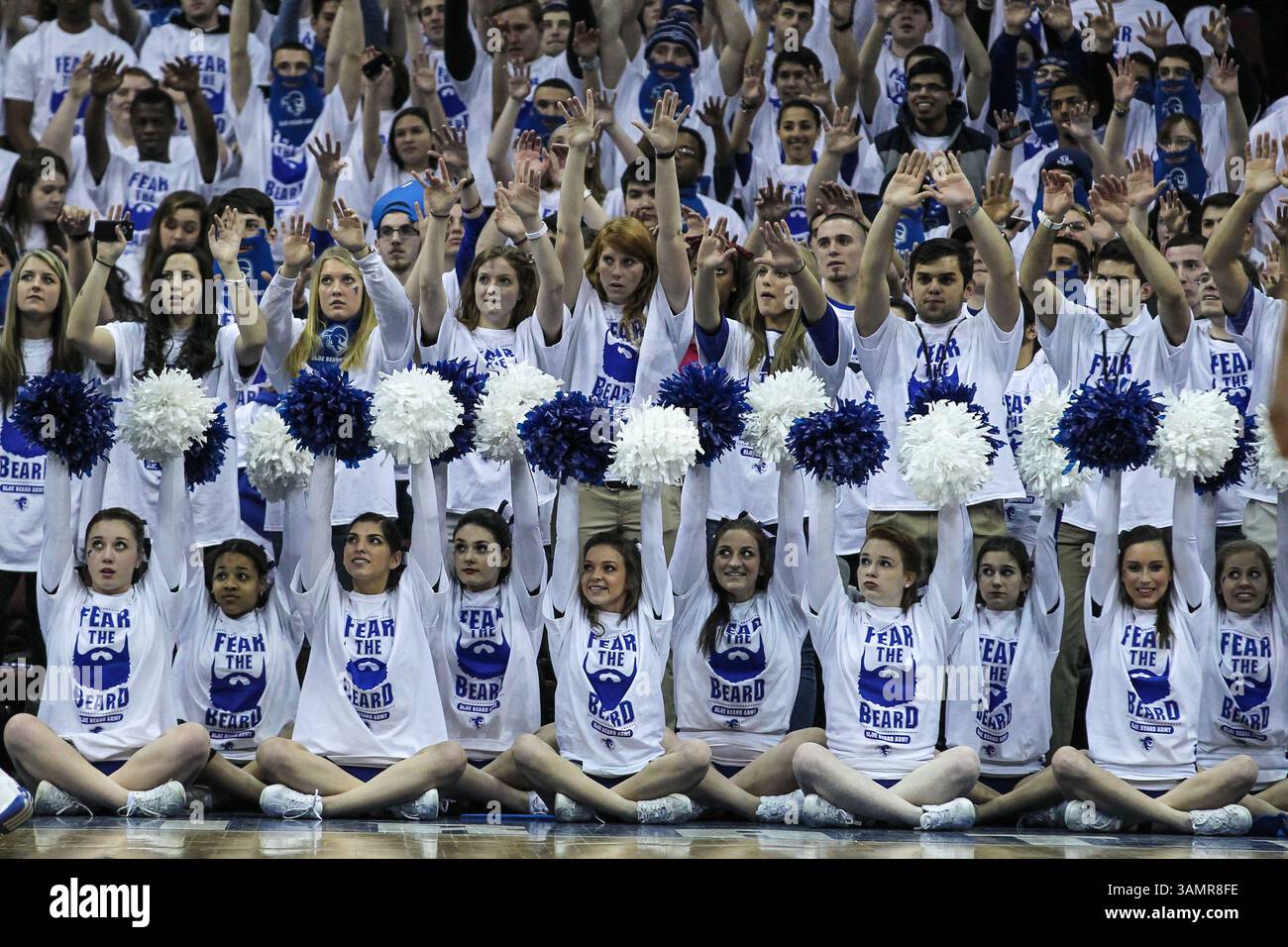 Januar 2014 - Newark, New Jersey, USA S - die Cheerleader und Fans der Seton Hall Pirates tragen während des NCAA Mens Basketballspiels zwischen den Seton Hall Pirates und den Against the Butler Bulldogs im Prudential Center in Newark, NJ, weiße T-Shirts Butler gewann das Big East Match, 64:57. (Bild: © Vinny Carchietta/ZUMAPRESS.com) Stockfoto