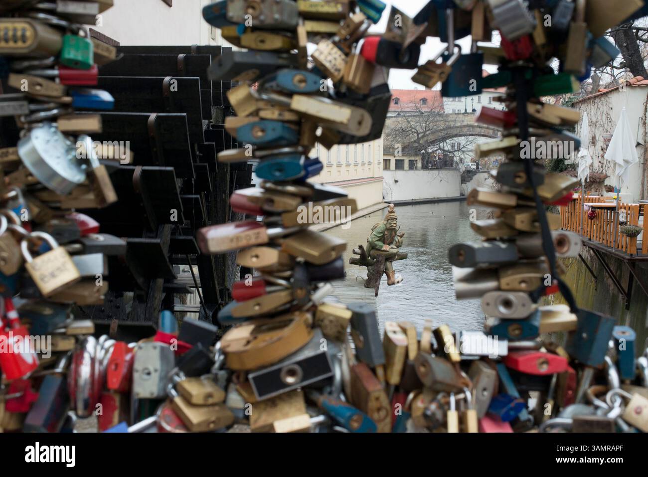 April 2013 - Prag, Tschechische Republik - Vorhängeschlösser auf der Brücke der Liebenden. Prag. Nicht so auffällig oder bekannt als die große Karlsbrücke, aber die Einwohner von Prag lieben diese kleine und charmante Spalierbrücke, die fast getarnt in der weniger bekannten schönen Altstadt ist und nur 20 Meter in der Lage ist, mit äußerster Selbstvertrauen nichts mehr und nichts weniger als den Canal del Diablo zu überqueren. Die ehemalige Priory Bridge, wo Sie noch heute das alte Mühlenrad sehen können, Elf hat sein eigenes Wasser und einige Jahre ist der beliebte Ort für Liebhaber, um ihre Schleusen auf SENAR ewige Liebe zu schließen. (Kreditbild: © Sergi Rebored Stockfoto