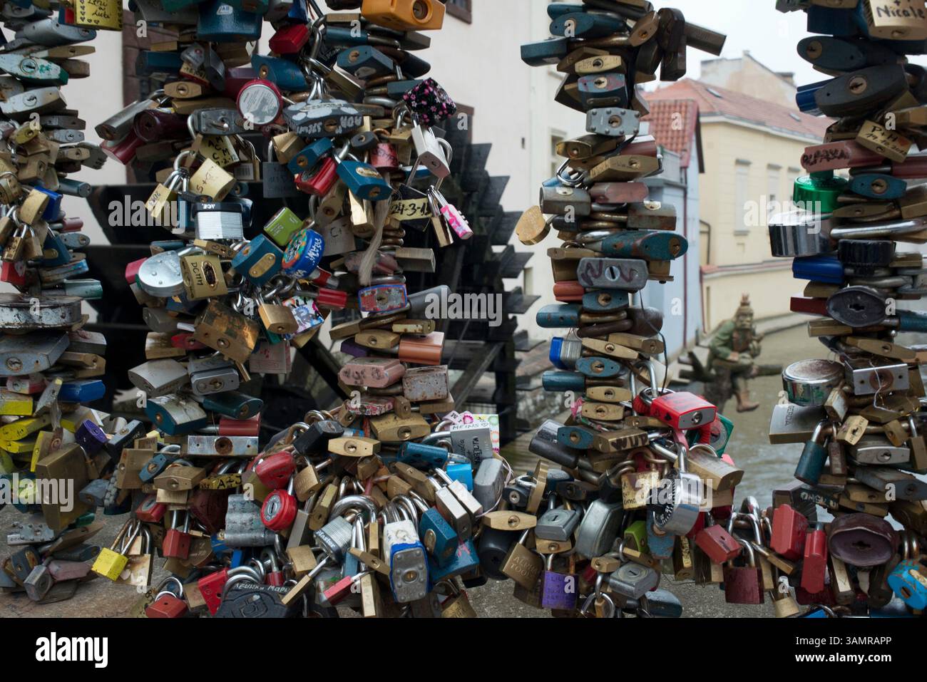 April 2013 - Prag, Tschechische Republik - Vorhängeschlösser auf der Brücke der Liebenden. Prag. Nicht so auffällig oder bekannt als die große Karlsbrücke, aber die Einwohner von Prag lieben diese kleine und charmante Spalierbrücke, die fast getarnt in der weniger bekannten schönen Altstadt ist und nur 20 Meter in der Lage ist, mit äußerster Selbstvertrauen nichts mehr und nichts weniger als den Canal del Diablo zu überqueren. Die ehemalige Priory Bridge, wo Sie noch heute das alte Mühlenrad sehen können, Elf hat sein eigenes Wasser und einige Jahre ist der beliebte Ort für Liebhaber, um ihre Schleusen auf SENAR ewige Liebe zu schließen. (Kreditbild: © Sergi Rebored Stockfoto