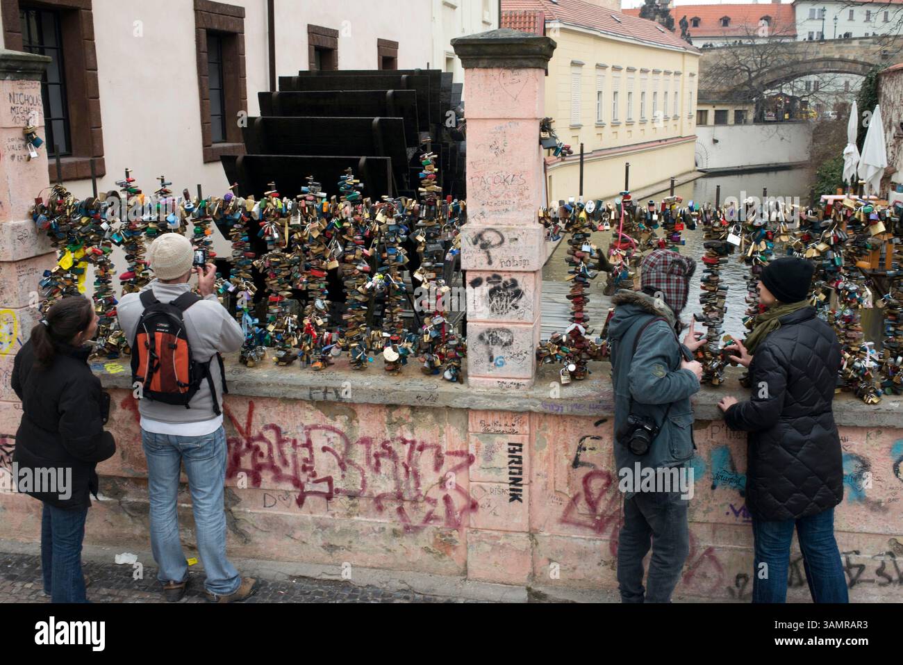 April 2013 - Prag, Tschechische Republik - Ein Paar auf der Brücke der Liebenden. Prag. Nicht so auffällig oder bekannt als die große Karlsbrücke, aber die Einwohner von Prag lieben diese kleine und charmante Spalierbrücke, die fast getarnt in der weniger bekannten schönen Altstadt ist und nur 20 Meter in der Lage ist, mit äußerster Selbstvertrauen nichts mehr und nichts weniger als den Canal del Diablo zu überqueren. Die ehemalige Priory Bridge, wo Sie noch heute das alte Mühlenrad sehen können, Elf hat sein eigenes Wasser und einige Jahre ist der beliebte Ort für Liebhaber, um ihre Schleusen auf SENAR ewige Liebe zu schließen. (Kreditbild: © Sergi Rebored Stockfoto