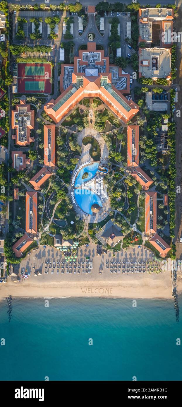 DUBAI, VAE - 23. DEZEMBER 2017: Luftaufnahme des Fujairach Rotana Resort and Spa in Dubai, VAE. Stockfoto