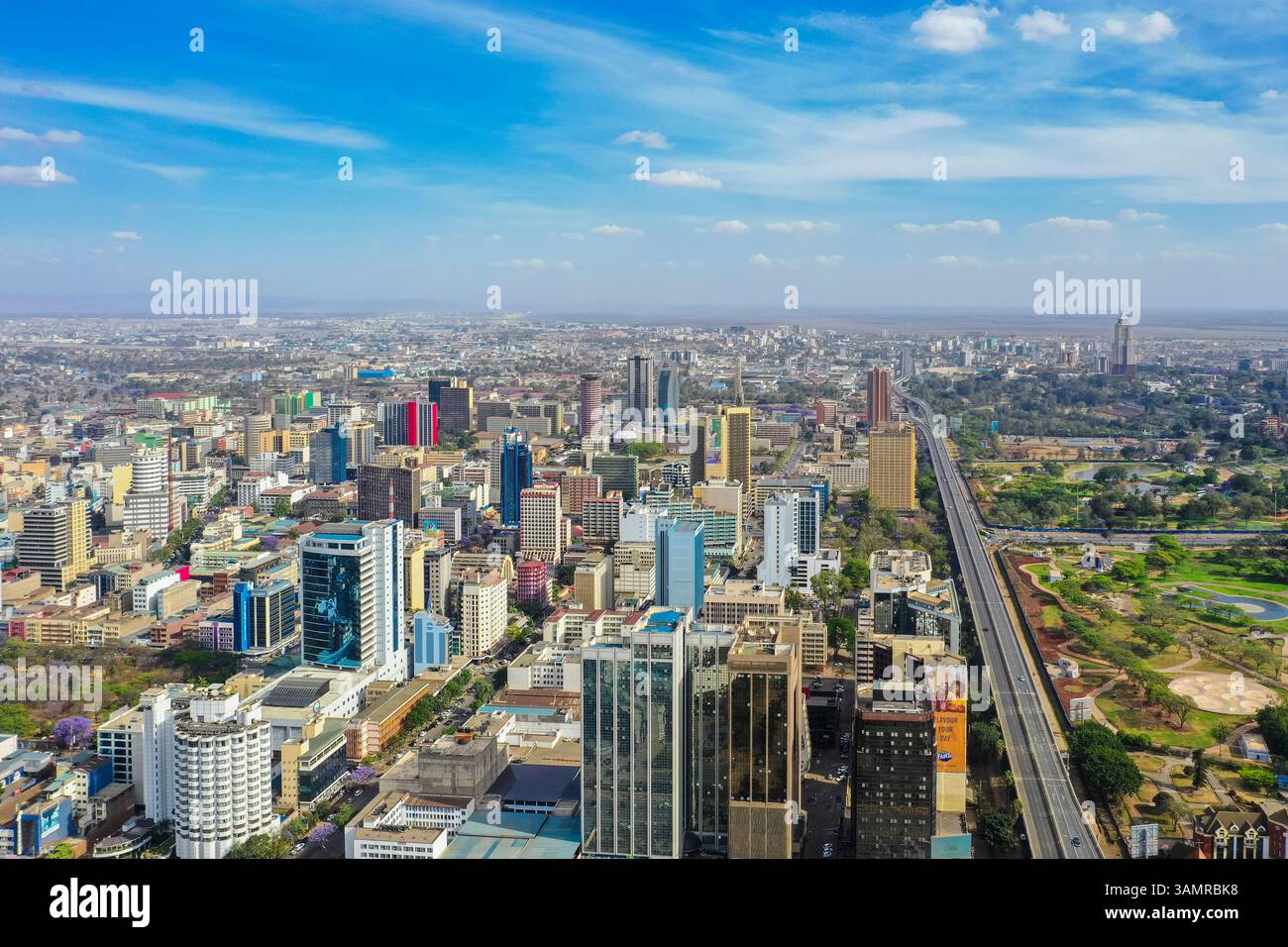 Blick aus der Vogelperspektive auf die pulsierende Stadtlandschaft mit modernen Wolkenkratzern und belebten Straßen, Central Business District, Nairobi, Kenia. Stockfoto