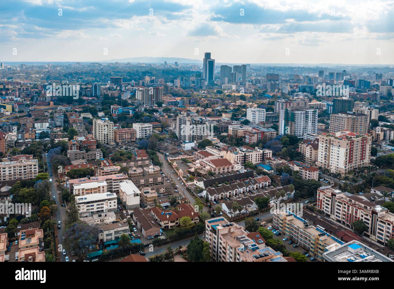 Blick aus der Vogelperspektive auf das pulsierende Stadtbild mit modernen Hochhäusern und dem lebhaften urbanen Leben, Westlands, Nairobi, Kenia. Stockfoto