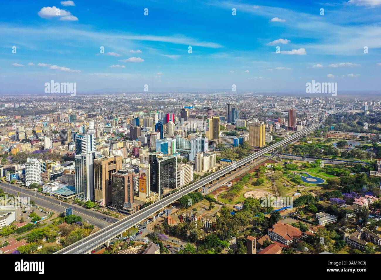 Blick aus der Vogelperspektive auf die pulsierende Skyline und die moderne Architektur des zentralen Geschäftsviertels mit dem Nairobi Expressway, Kilimani, Nairobi, Kenia. Stockfoto
