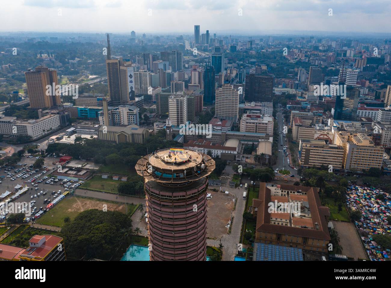 Blick aus der Vogelperspektive auf die pulsierende Stadtlandschaft mit modernen Wolkenkratzern und belebten Straßen, Central Business District, Nairobi, Kenia. Stockfoto