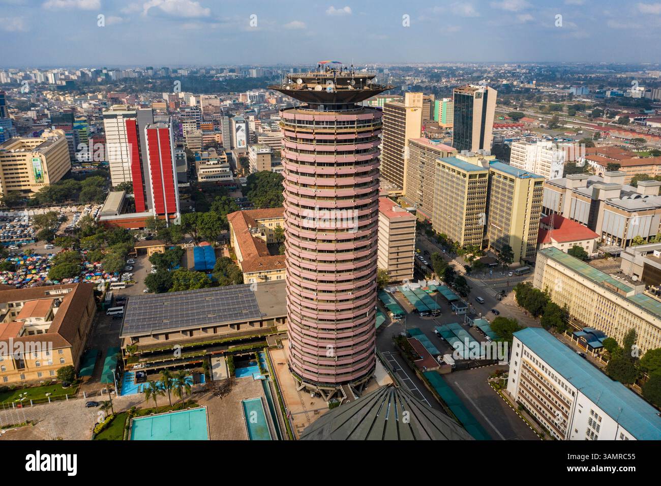 Blick aus der Vogelperspektive auf das geschäftige zentrale Geschäftsviertel mit modernen Wolkenkratzern und das berühmte KICC, Nairobi, Kenia. Stockfoto