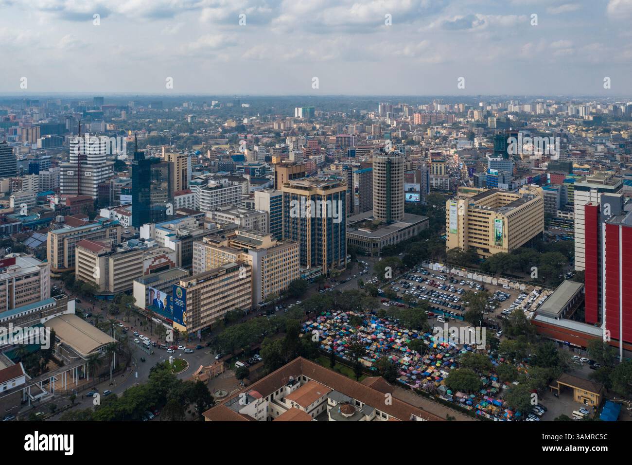 Aus der Vogelperspektive auf eine geschäftige Stadtlandschaft mit modernen Wolkenkratzern und geschäftigen Straßen, Central Business District, Nairobi, Kenia. Stockfoto
