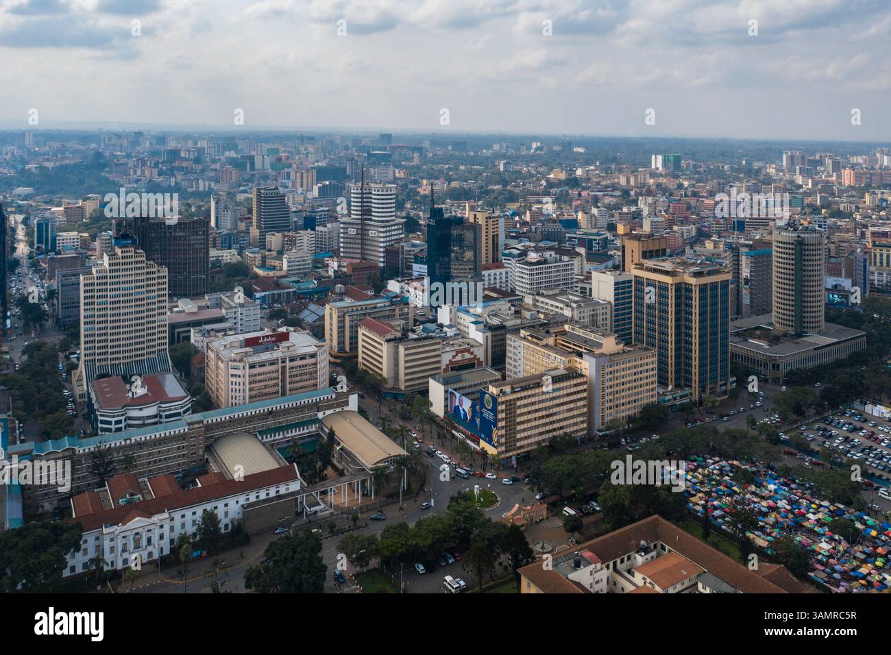Blick aus der Vogelperspektive auf das geschäftige zentrale Geschäftsviertel mit modernen Wolkenkratzern und geschäftigen Straßen, Nairobi, Kenia. Stockfoto