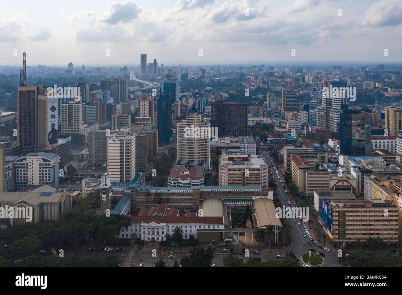 Blick aus der Vogelperspektive auf das lebhafte und geschäftige Geschäftsviertel mit modernen Wolkenkratzern und geschäftigen Straßen, Nairobi, Kenia. Stockfoto