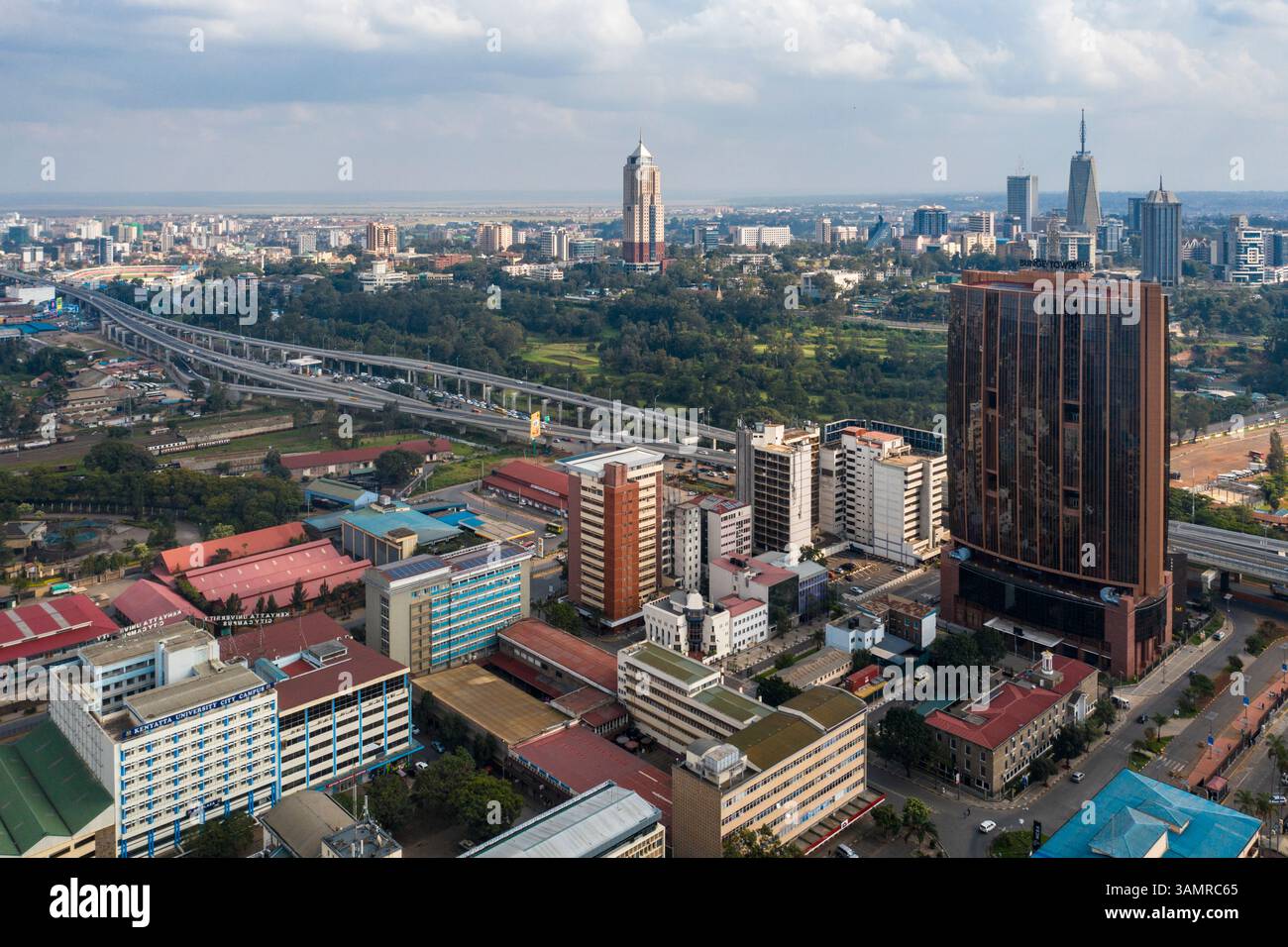 Blick aus der Vogelperspektive auf die moderne Skyline mit Hochhäusern und Grünflächen, Upper Hill, Nairobi, Kenia. Stockfoto