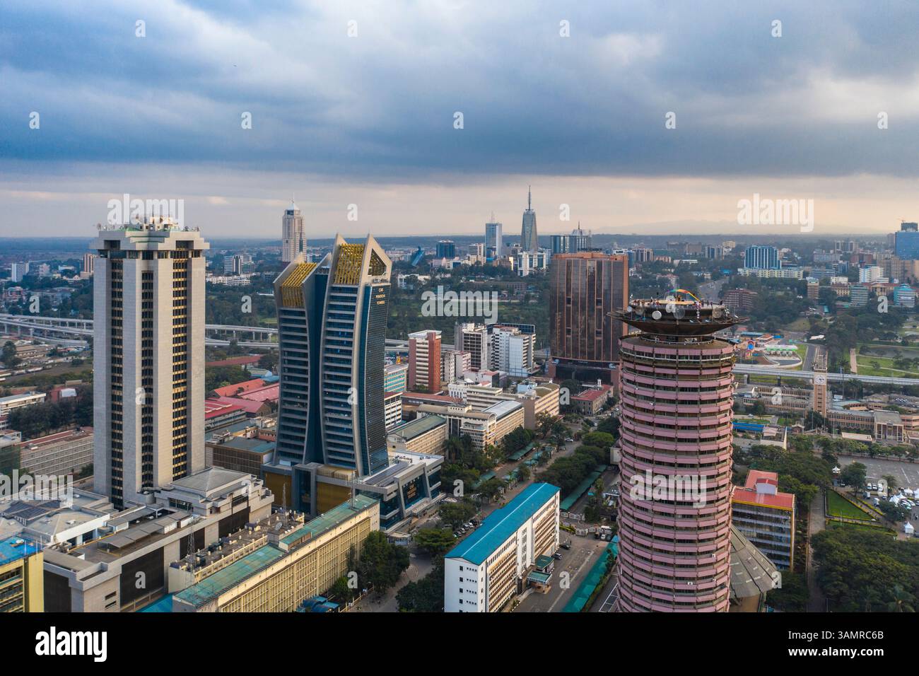 Blick aus der Vogelperspektive auf die pulsierende Skyline mit modernen Wolkenkratzern im Central Business District, Nairobi, Kenia. Stockfoto