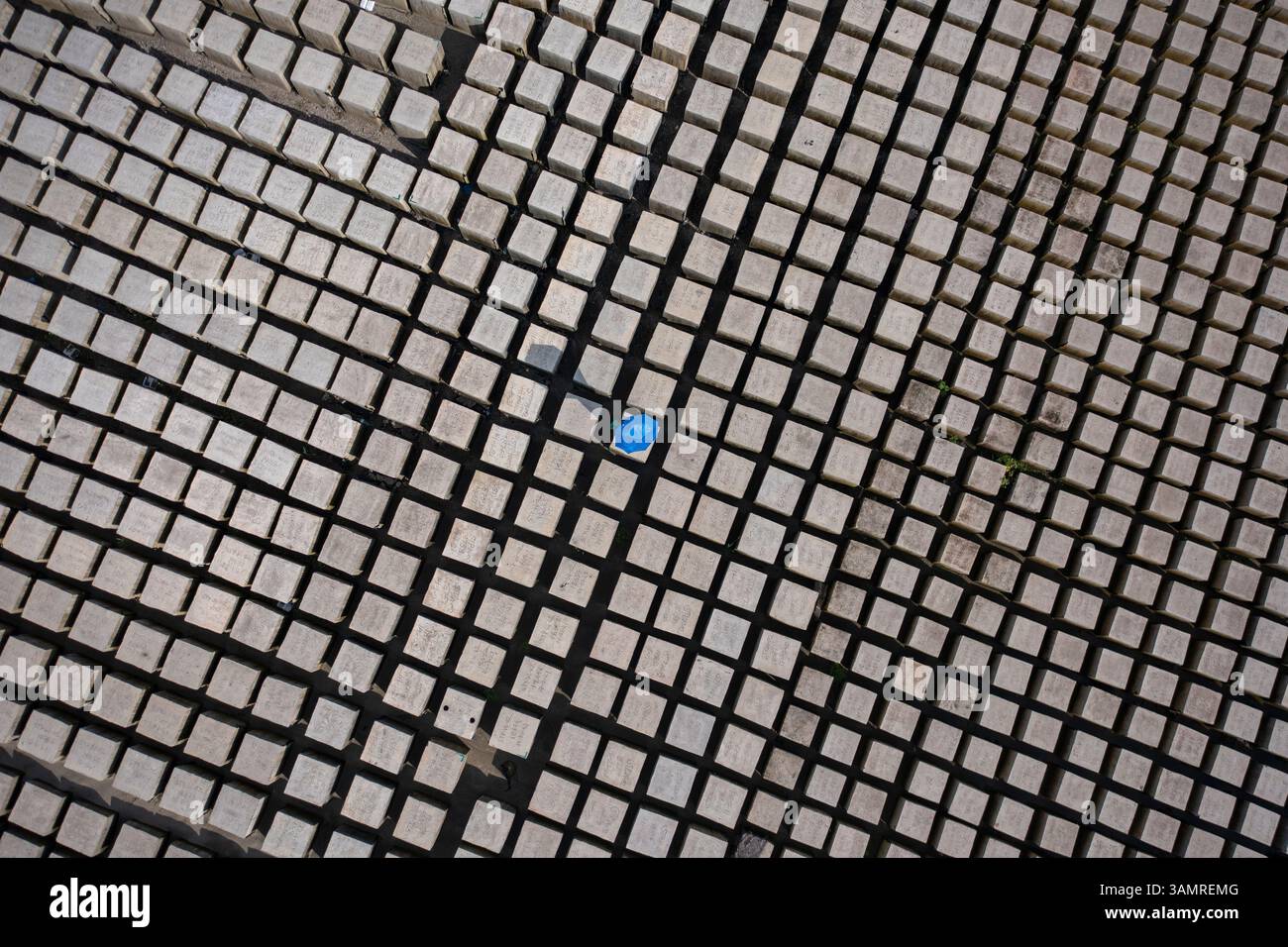 Luftaufnahme abstrakter geometrischer Muster und strukturierter Blöcke in einer modernen Landschaft, Sabrang Union, Teknaf, Chattogram, Bangladesch. Stockfoto