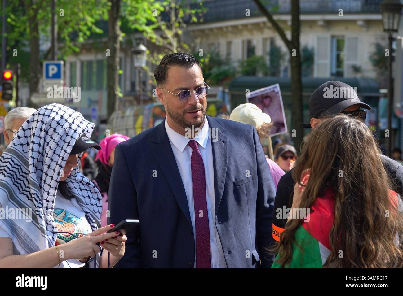Sébastien Delogu, ein französischer LFI-Abgeordneter, bei einem pro-palästinensischen Protest. Le député La France Insoumise à une Manifestation pro-palestinienne Stockfoto