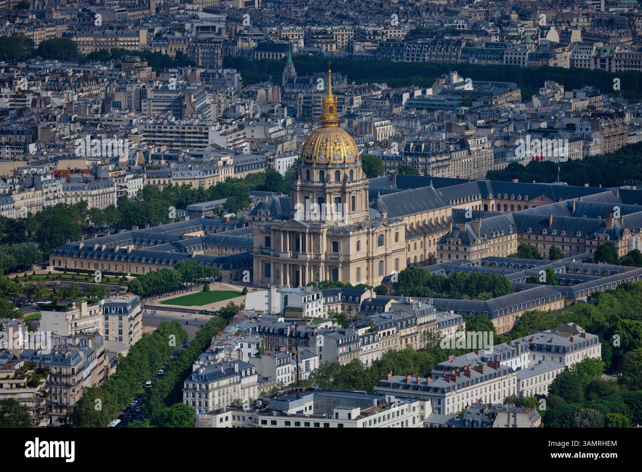 Blick aus der Vogelperspektive auf das historische Stadtzentrum von Paris mit goldener Kuppelkirche, Frankreich. Stockfoto
