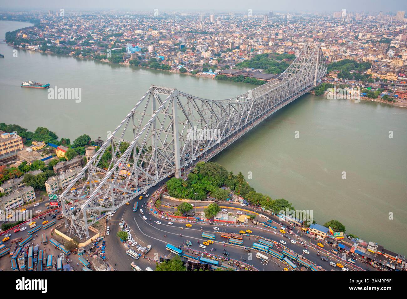 Blick aus der Vogelperspektive auf das architektonische Wahrzeichen der Howrah-Brücke oder Rabindra Setu über den Hootly River bei Tag in Kalkutta, Westbengalen, Indien. Stockfoto