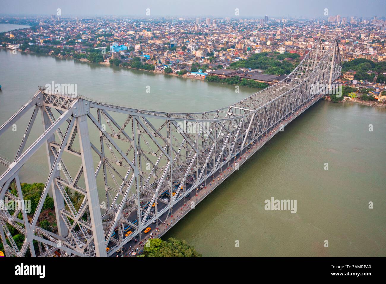 Blick aus der Vogelperspektive auf das architektonische Wahrzeichen der Howrah-Brücke oder Rabindra Setu über den Hootly River bei Tag in Kalkutta, Westbengalen, Indien. Stockfoto