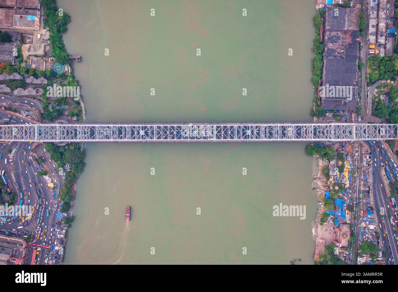 Blick aus der Vogelperspektive auf das architektonische Wahrzeichen der Howrah-Brücke oder Rabindra Setu über den Hootly River bei Tag in Kalkutta, Westbengalen, Indien. Stockfoto
