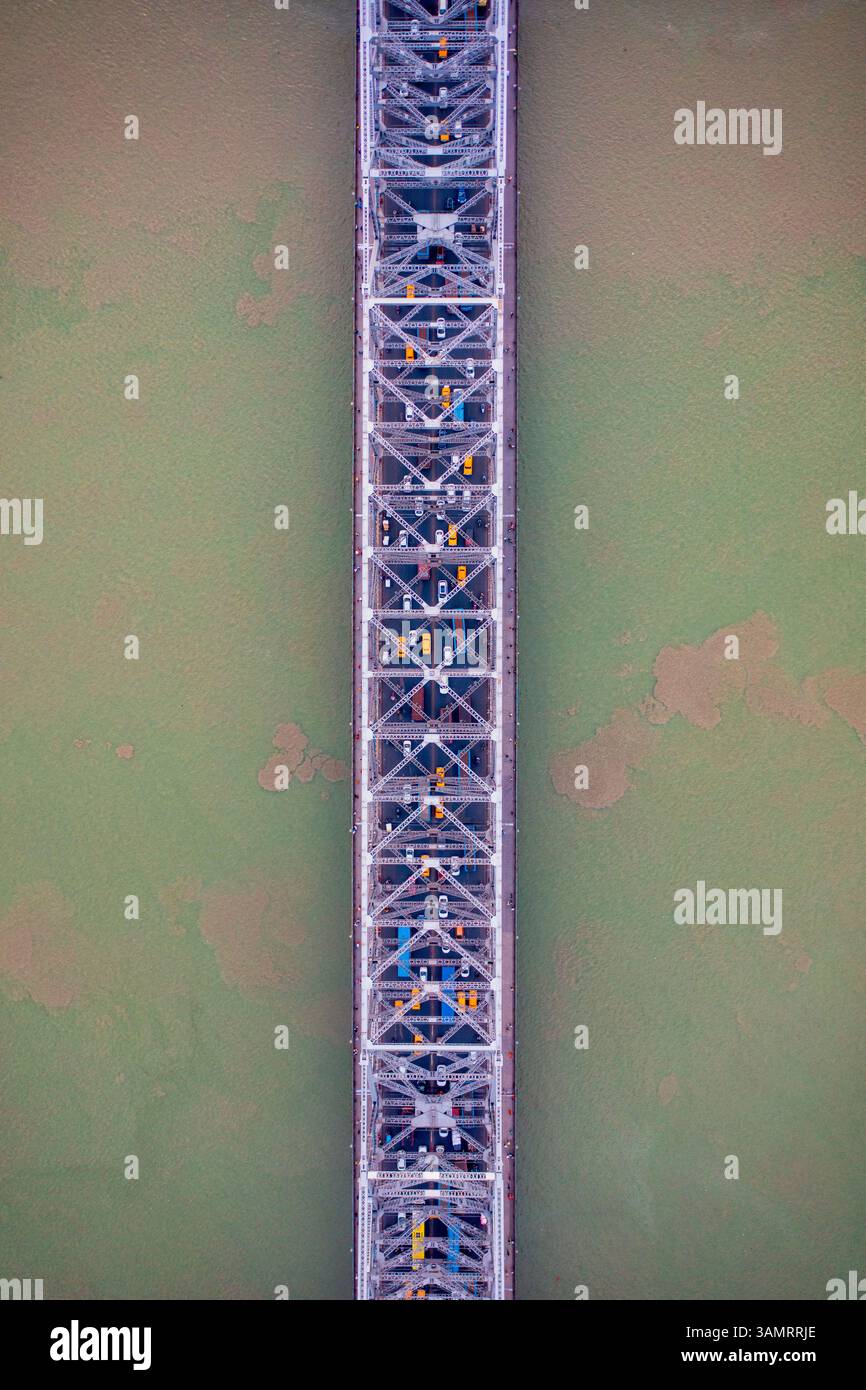 Blick aus der Vogelperspektive auf das architektonische Wahrzeichen der Howrah-Brücke oder Rabindra Setu über den Hootly River bei Tag in Kalkutta, Westbengalen, Indien. Stockfoto