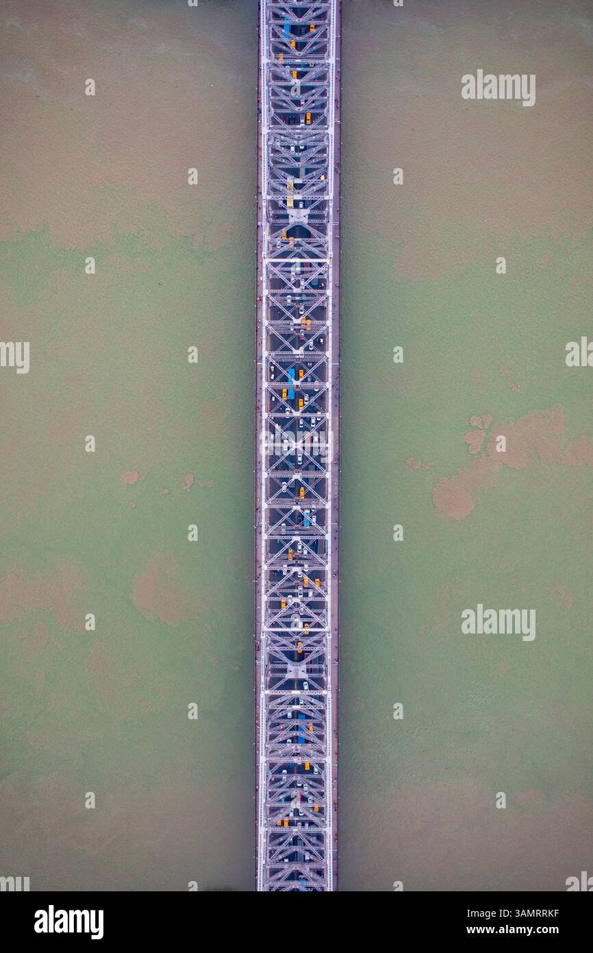 Blick aus der Vogelperspektive auf das architektonische Wahrzeichen der Howrah-Brücke oder Rabindra Setu über den Hootly River bei Tag in Kalkutta, Westbengalen, Indien. Stockfoto