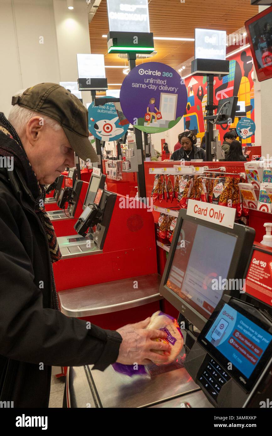 Self-Service-Checkout-Stände, Target Department Store, 2025, New York City, USA Stockfoto