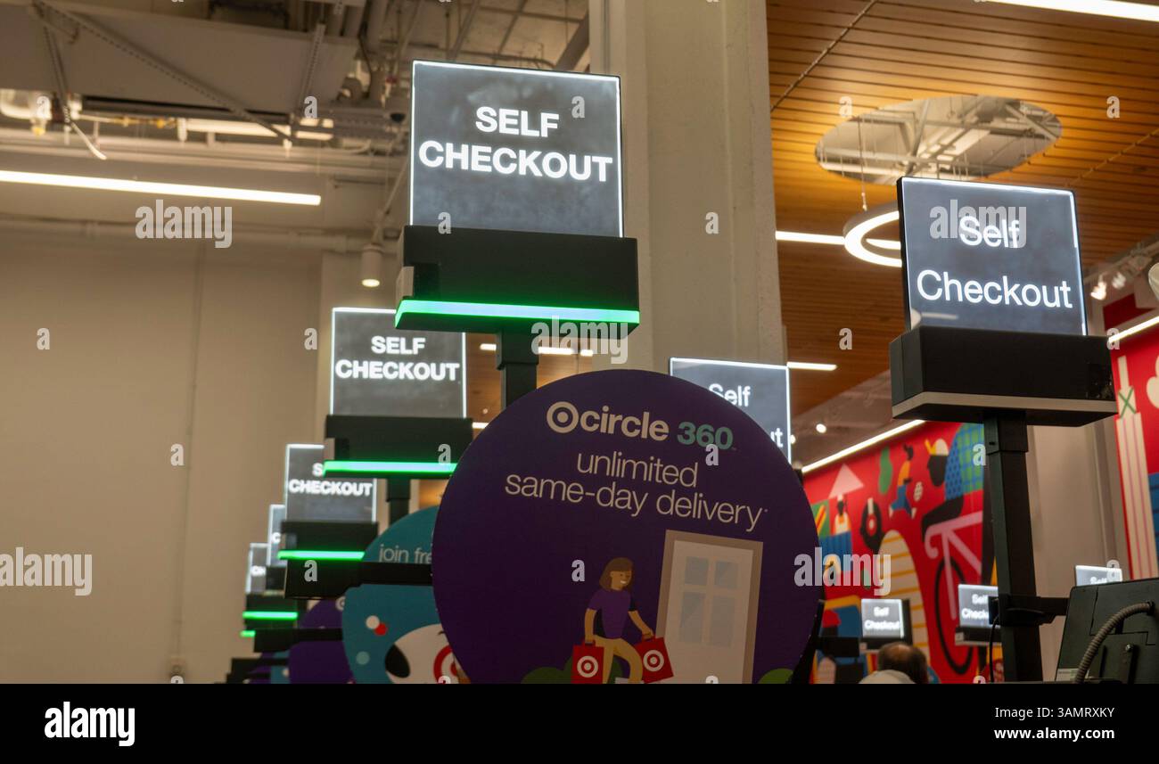 Self-Service-Checkout-Stände, Target Department Store, 2025, New York City, USA Stockfoto