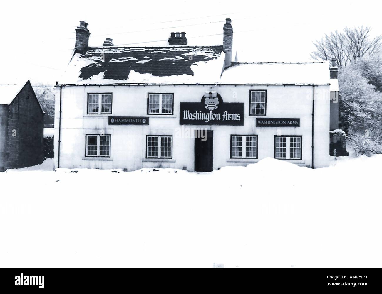 Washington Arms Pub on the Green, Washington, Tyne and Wear, UK, im Februar 1963 bei starkem Schnee. Der Washington Arms ist einer der ältesten Pubs in der Gegend und wurde 1828 erbaut und befindet sich in Washington Village Green Stockfoto